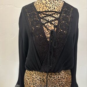 Black v neck crop top